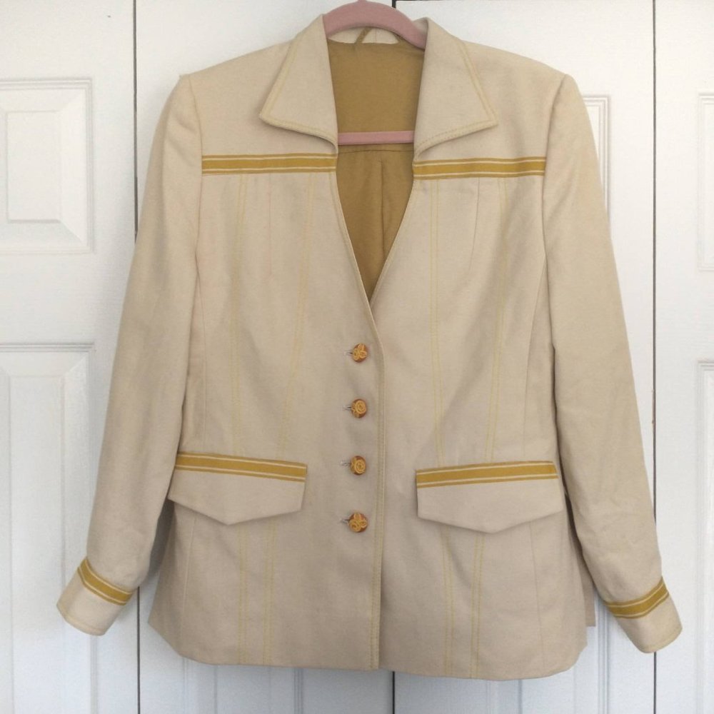 3/$25 Vintage Olivier Mauge Couture Beige Jacket With Carved Wooden Rose Buttons